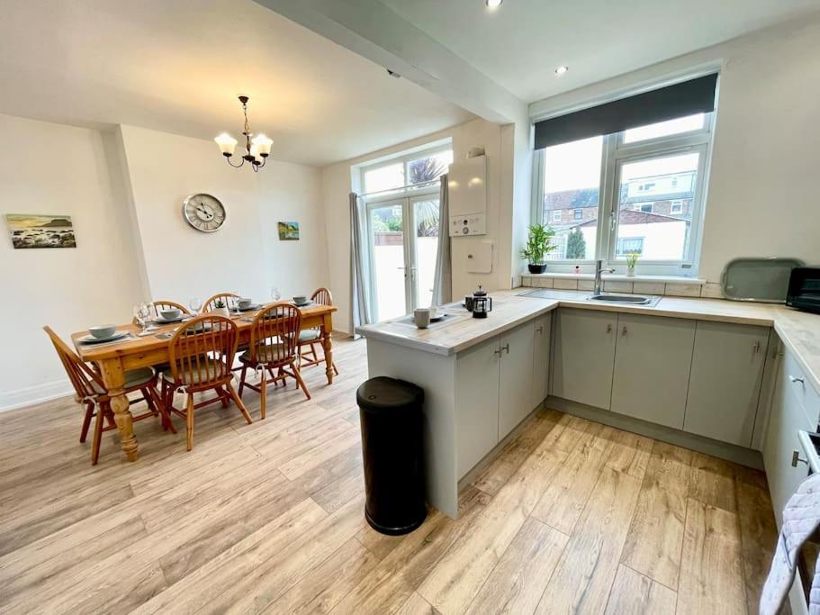 Portsmouth 3 Bedroom Getaway, Sleeps 6 Luaran gambar