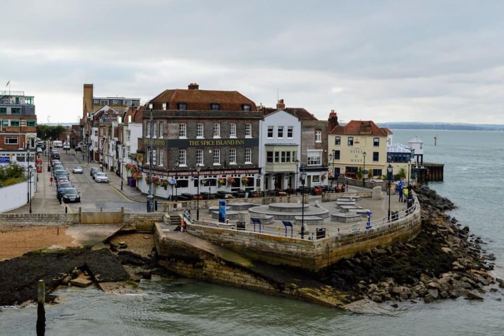 Portsmouth 3 Bedroom Getaway, Sleeps 6 Luaran gambar